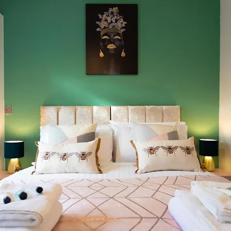 The Butterfly: Elegant 2-Bed Apartment Near Hatfield University Exterior photo