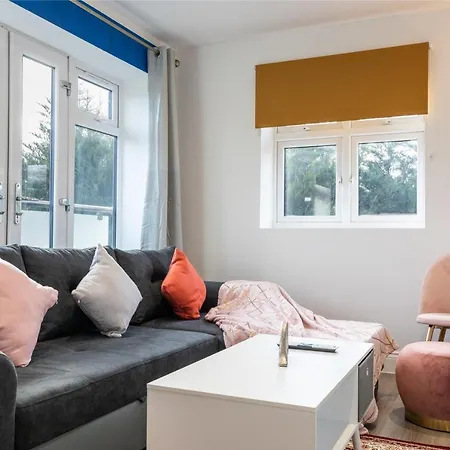 The Butterfly: Elegant 2-Bed Apartment Near Hatfield University Exterior photo