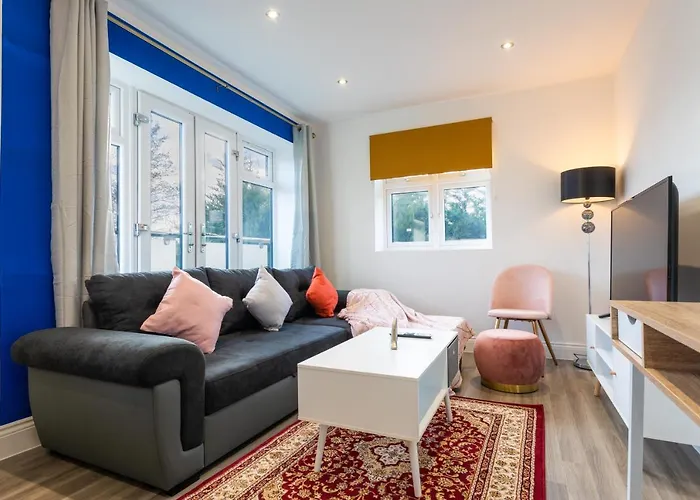 Hatfield Haven - Modern 2-Bed Retreat Near Uni, Business Park & City Center, Free Parking, Big Savings On Longer Stays