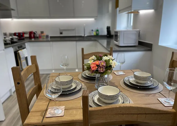 Hatfield Haven - Modern 2-Bed Retreat Near Uni, Business Park & City Center, Free Parking, Big Savings On Longer Stays