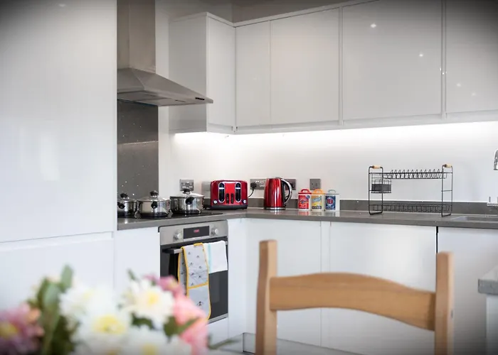 Hatfield Haven - Modern 2-Bed Retreat Near Uni, Business Park & City Center, Free Parking, Big Savings On Longer Stays