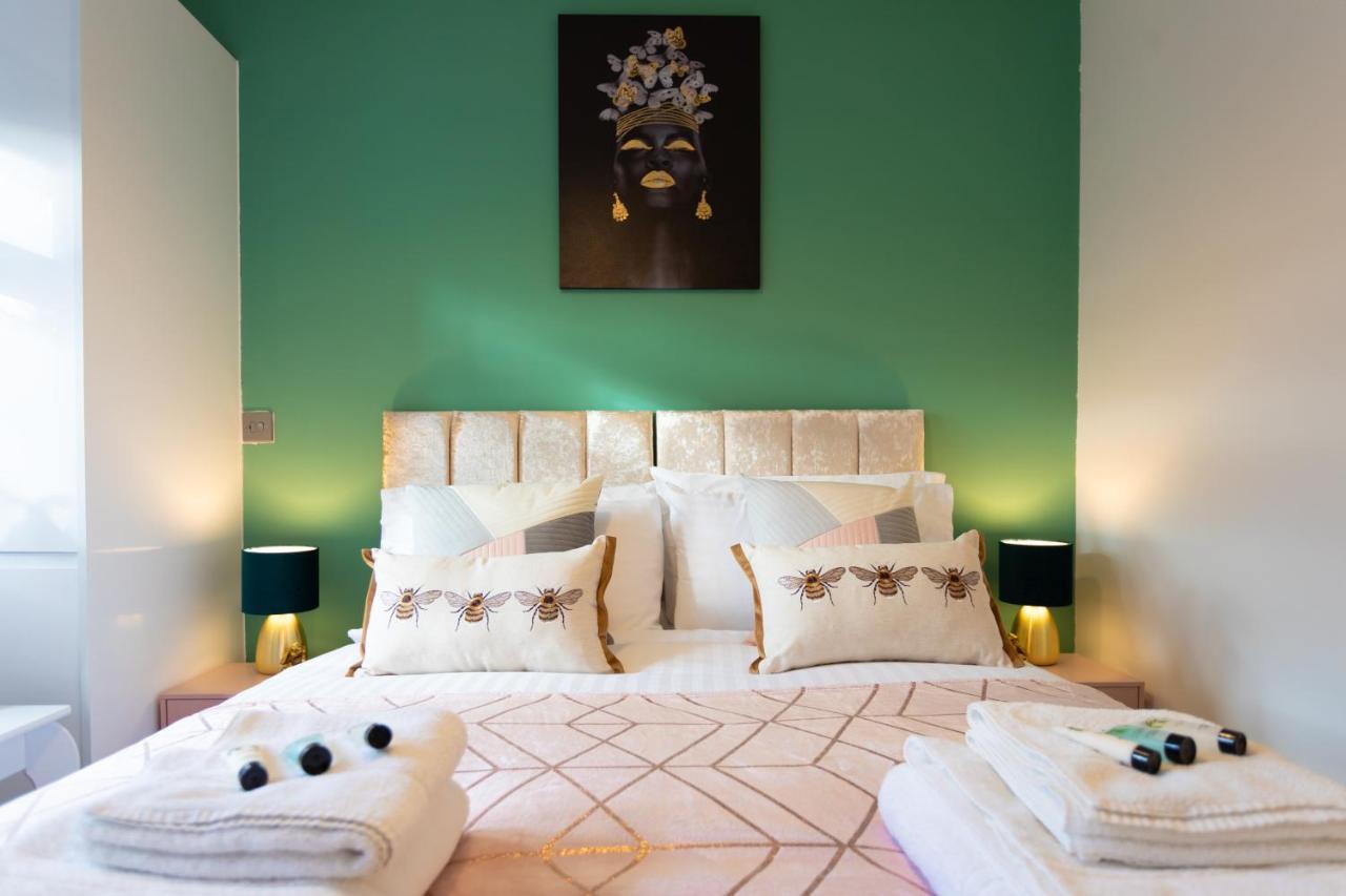 The Butterfly: Elegant 2-bed Near Hatfield