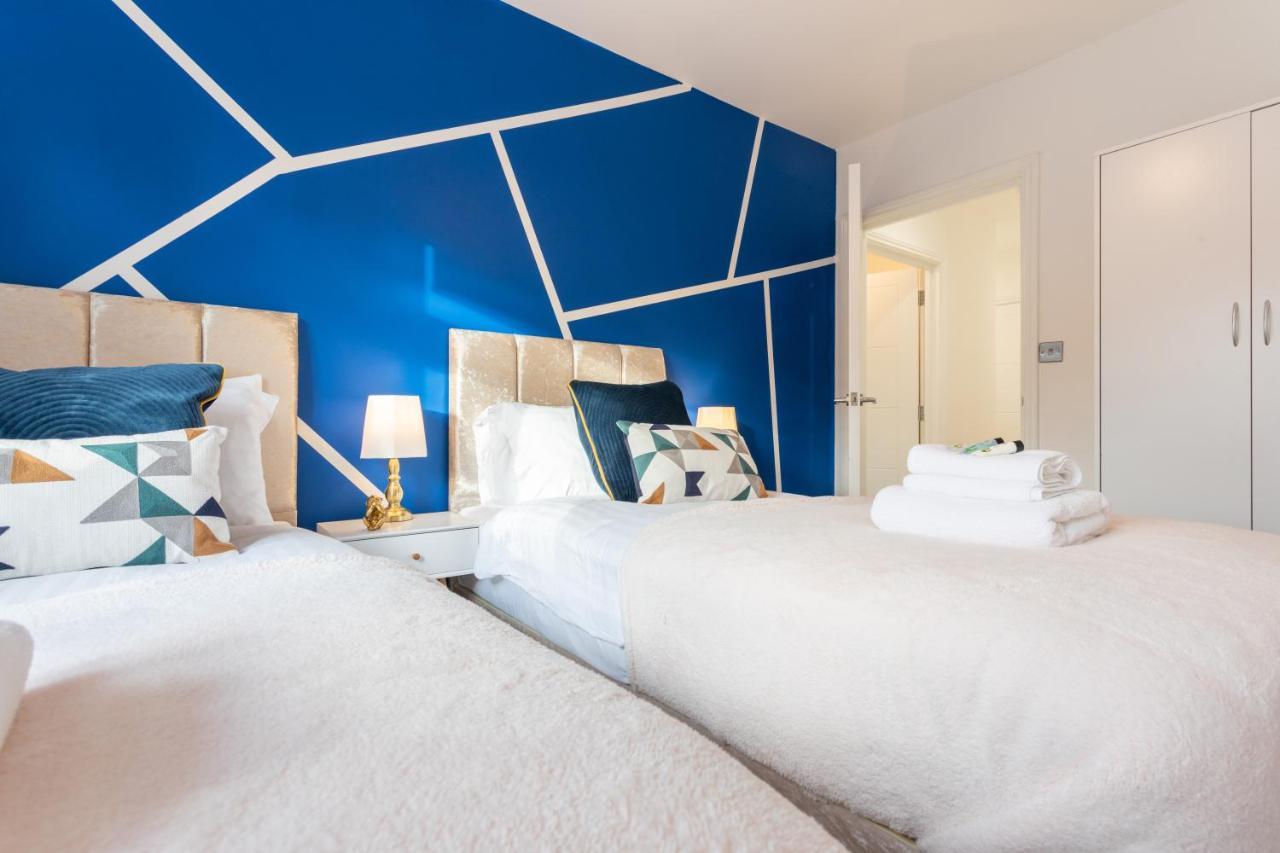 The Butterfly: Elegant 2-bed Near Hatfield Apartment