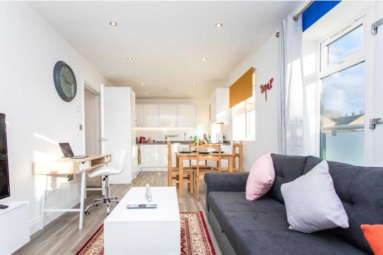 The Butterfly: Elegant 2-bed Near Hatfield Apartment
