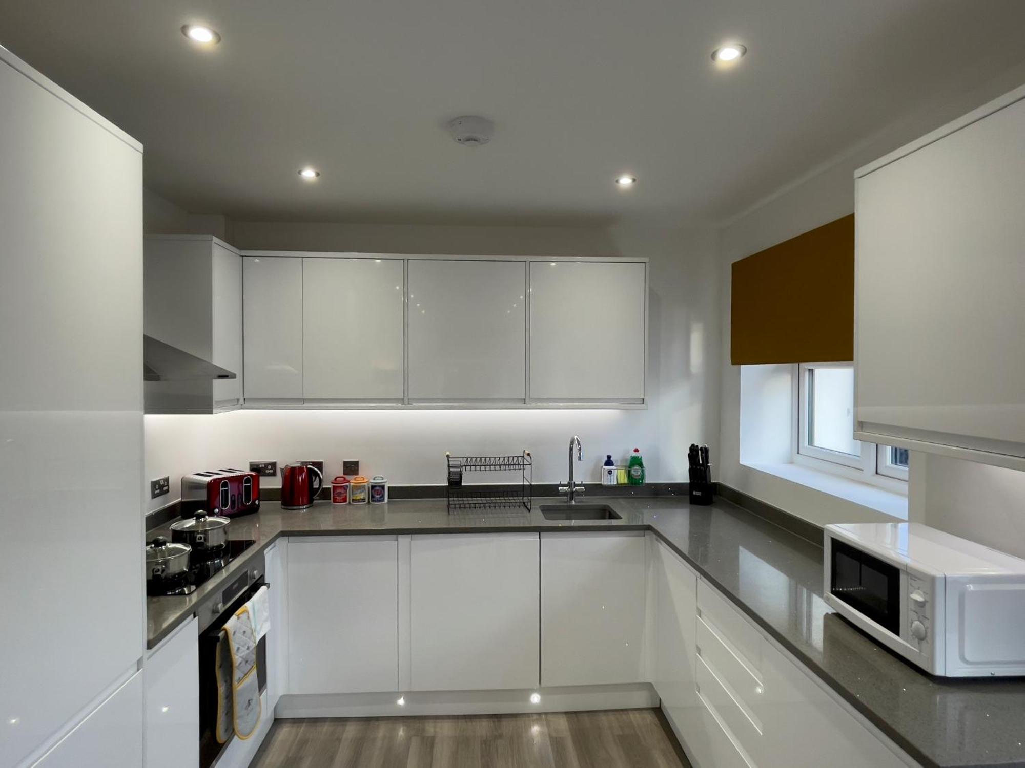 The Butterfly: Elegant 2-bed Near Hatfield Apartment